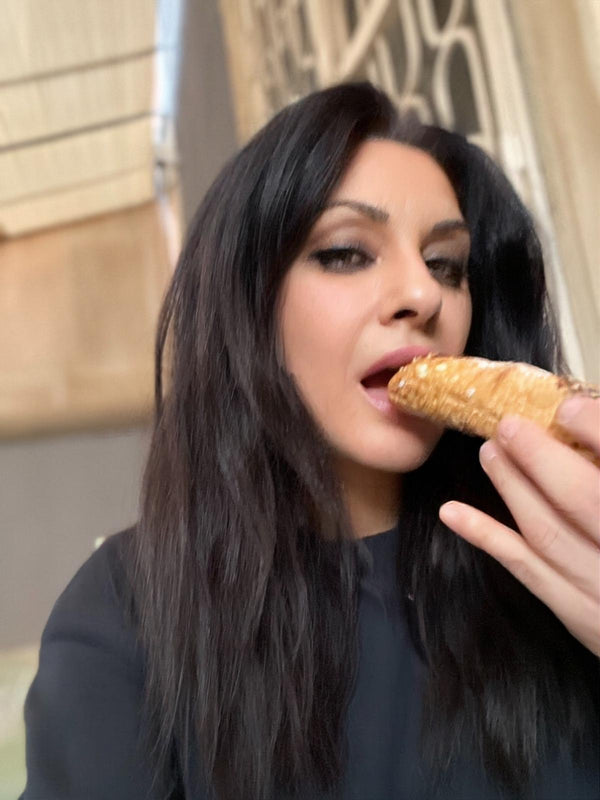 Cliente vegana che mangia il cannolo vegano presso uno dei nostri clienti della Dolce e Vegano