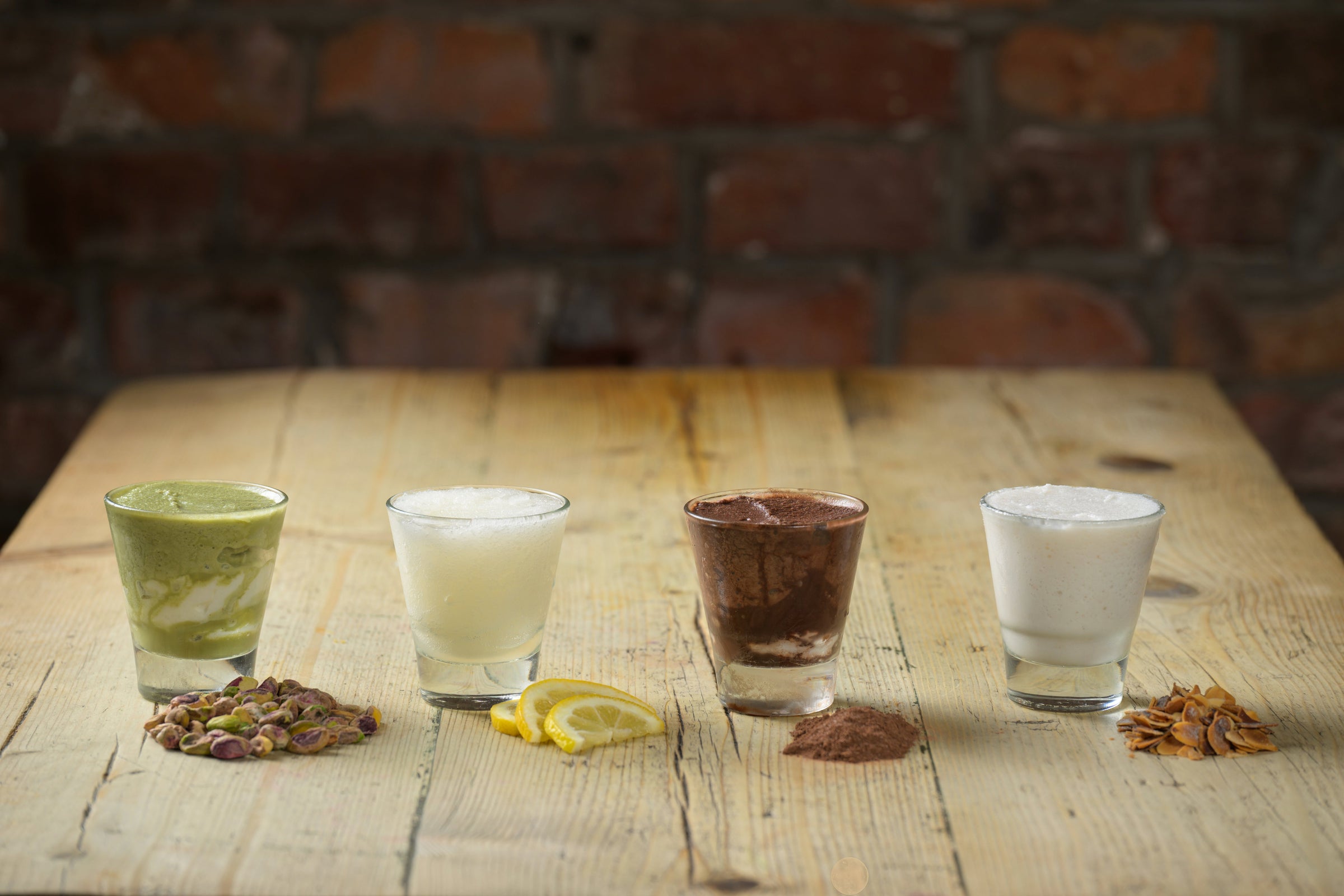 Selezione di granite dolci vegani artigianali su tavolo da ristorante, ideali per menù professionali